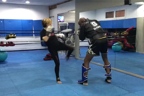 Gloria Herrero en un entrenamiento de Muay Thai con la pierna alzada para dar una patada
