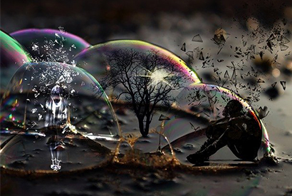 Una persona desprende trozos de ella dentro de una burbuja. Al lado hay otras burbujas con diferentes imágenes en su interior.