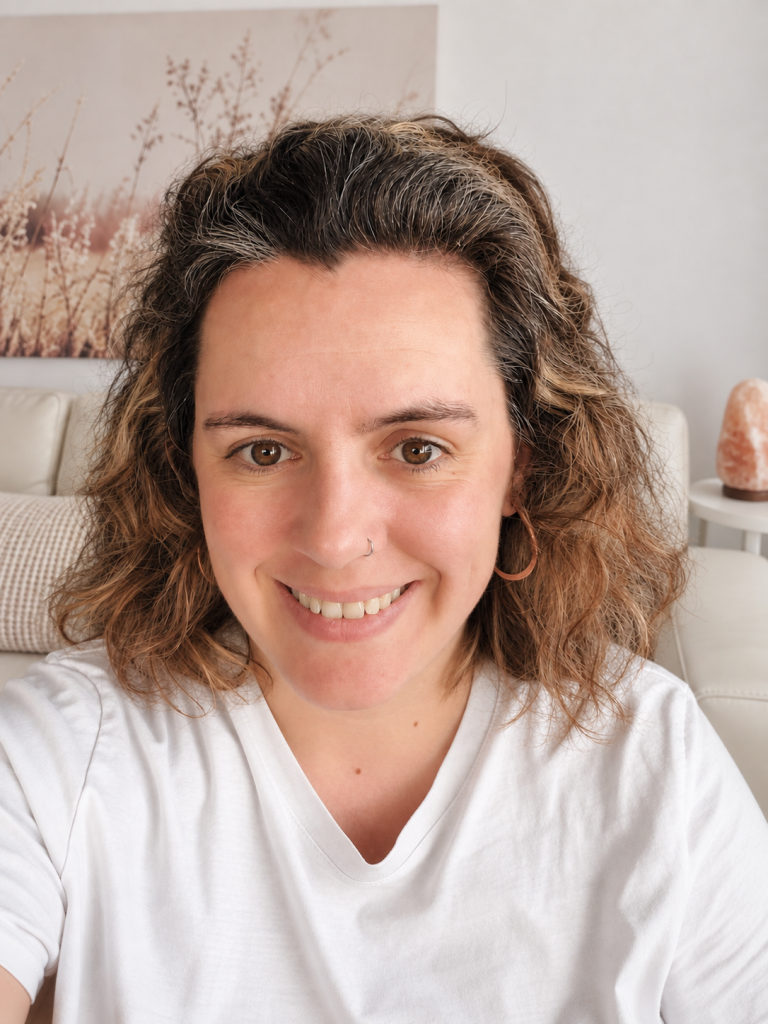 Gloria Herrero sonriendo en la página Sobre mí de su espacio de terapias